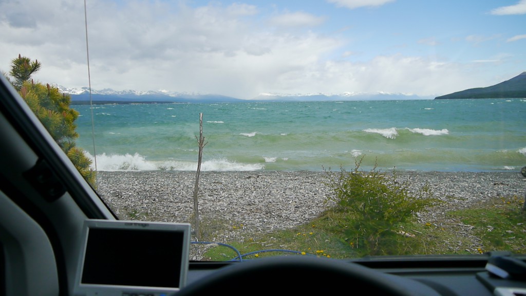 Hier standen wir 2 Tage - 8- 10 m vor dem Wasser und Wind mit 7 - 8 Bft. Campinplatz "Hain" in Tolhuin