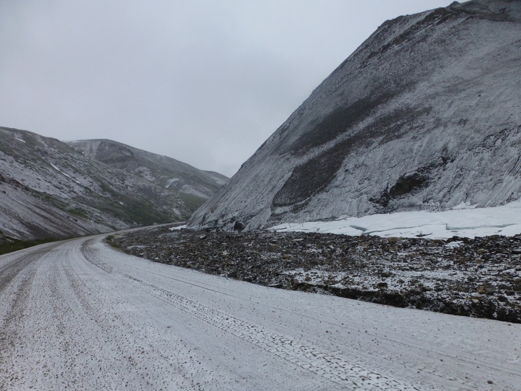 Schnee und Eis begneten uns auf den Paessen.