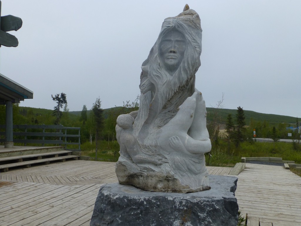 Ein Ureinwohner vor dem Visitor Center